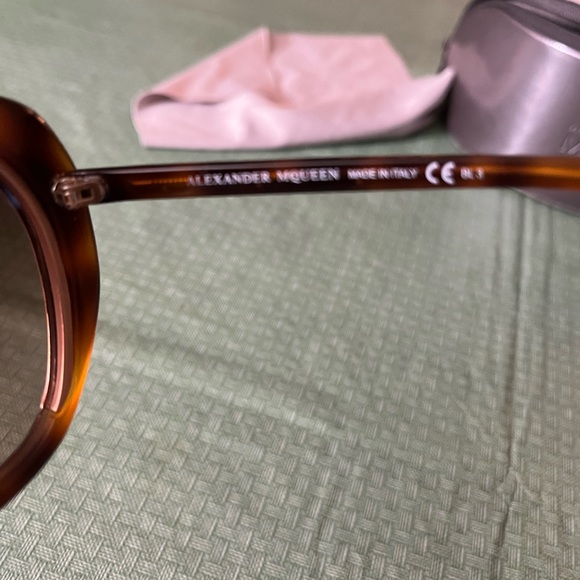 Alexander McQueen Sunglasses with Case - Picture 4 of 6